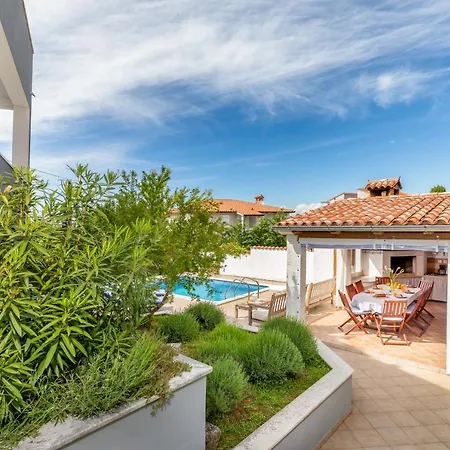 Nature & Sea With Pool Ferienhaus Pula