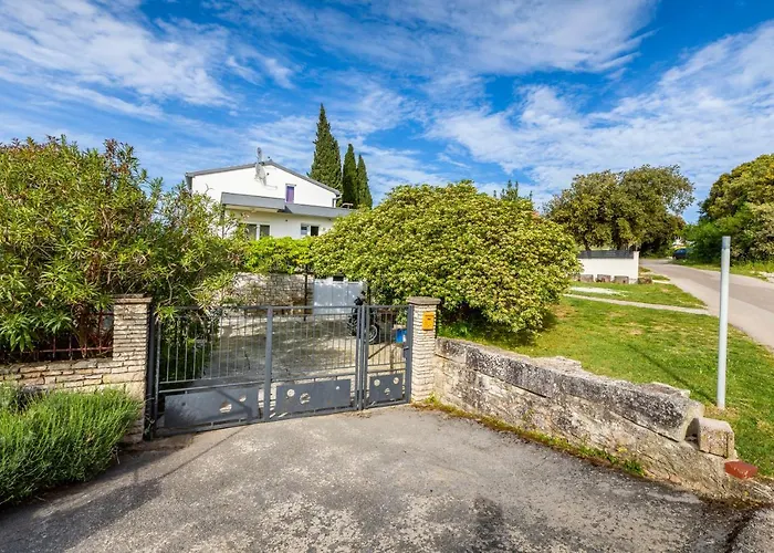 Nature & Sea With Pool Holiday home