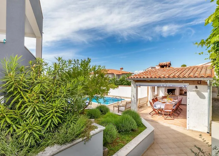 Nature & Sea With Pool Holiday home Pula